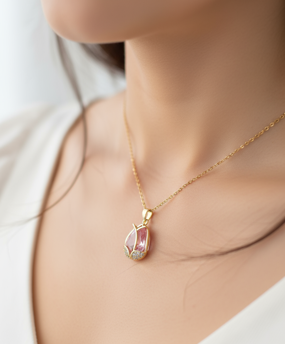 Colar de Senhora Tulip – Luxo e Brilho com Pendente em Flor de Tulipa em Aço Titânio e Cristais