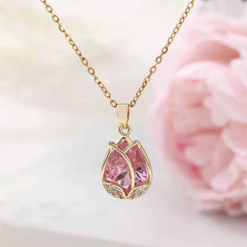 Colar de Senhora Tulip – Luxo e Brilho com Pendente em Flor de Tulipa em Aço Titânio e Cristais