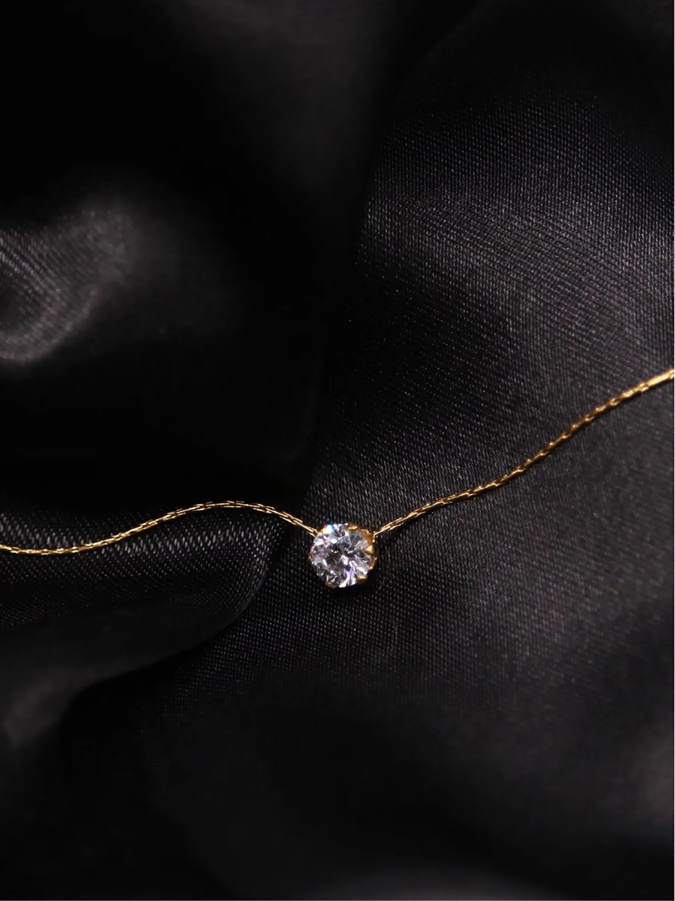 Colar Minimalista com Zircónia – Design Delicado e Moderno em Aço Inoxidável Antialérgico