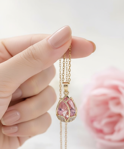 Colar de Senhora Tulip – Luxo e Brilho com Pendente em Flor de Tulipa em Aço Titânio e Cristais